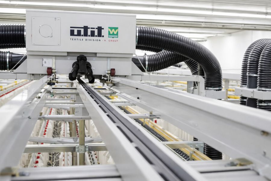 Travelling cleaner unit moving along textile machinery