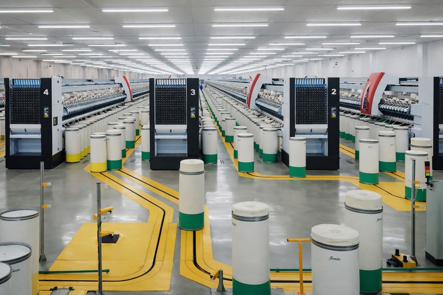 Sliver can transport conveyors in textile production